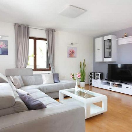 Holiday Home Mons Aureus Gornje Sitno Buitenkant foto