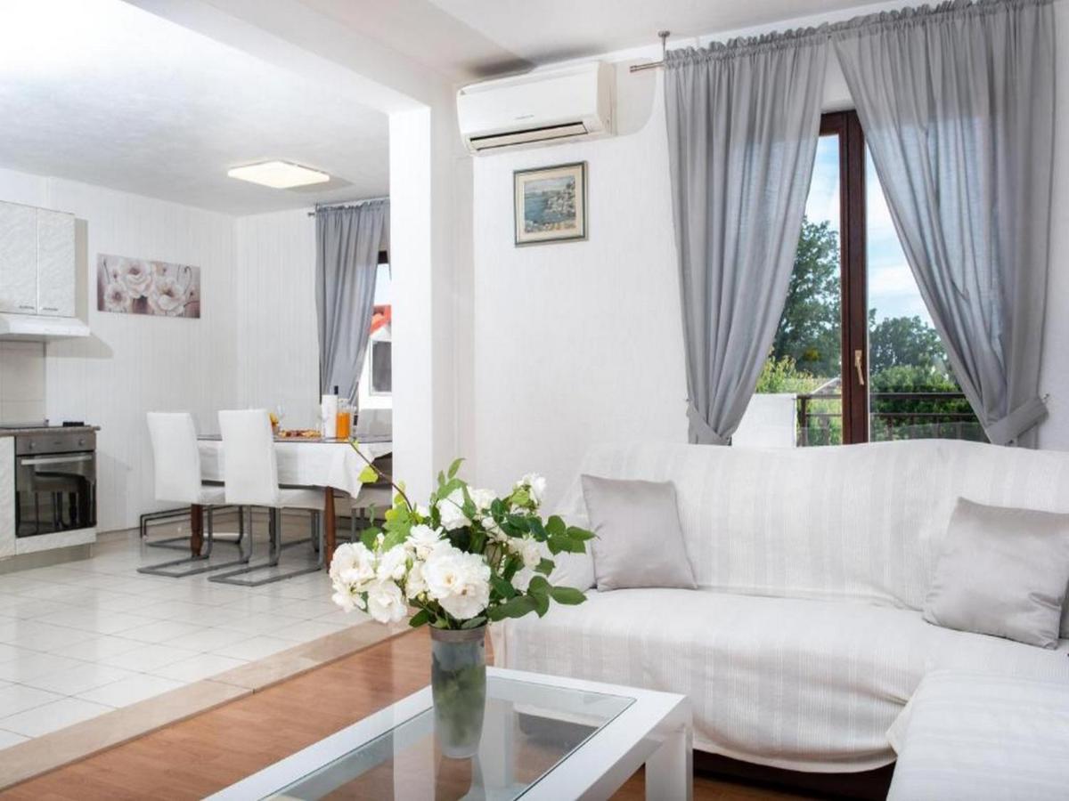 Holiday Home Mons Aureus Gornje Sitno Buitenkant foto