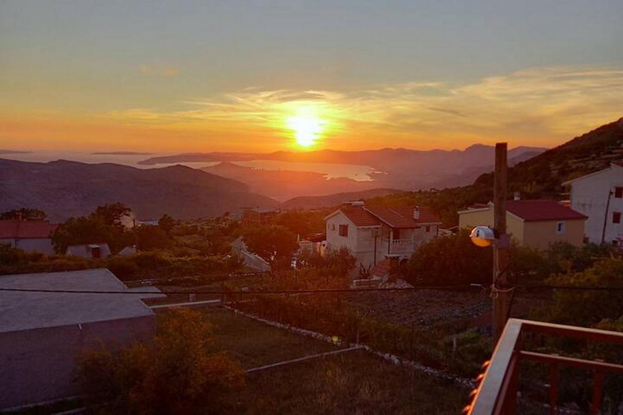 Holiday Home Mons Aureus Gornje Sitno Buitenkant foto
